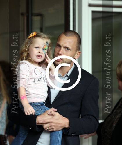 Amsterdam 4 juni 2012
Vertrek Nederlands elftal v.a. het Hilton hotel naar het EK in Oekraine en Polen.
John Heitinga met zijn dochtertje
Peter Smulders bv