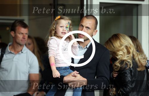Amsterdam 4 juni 2012
Vertrek Nederlands elftal v.a. het Hilton hotel naar het EK in Oekraine en Polen.
John Heitinga met zijn dochtertje
Peter Smulders bv