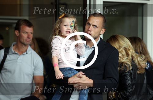 Amsterdam 4 juni 2012
Vertrek Nederlands elftal v.a. het Hilton hotel naar het EK in Oekraine en Polen.
John Heitinga met zijn dochtertje
Peter Smulders bv