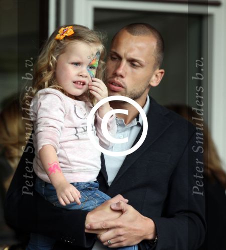 Amsterdam 4 juni 2012
Vertrek Nederlands elftal v.a. het Hilton hotel naar het EK in Oekraine en Polen.
John Heitinga met zijn dochtertje
Peter Smulders bv