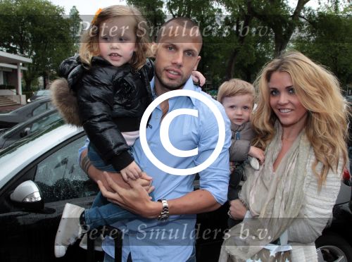 Amsterdam 4 juni 2012
Vertrek Nederlands elftal vanaf het Hilton hotel naar het EK in Oekraine en Polen.
John Heitinga met zijn vrouw Charlotte Heitinga en hun kinderen
Peter Smulders bv