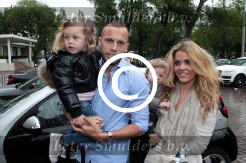 Amsterdam 4 juni 2012
Vertrek Nederlands elftal vanaf het Hilton hotel naar het EK in Oekraine en Polen.
John Heitinga met zijn vrouw Charlotte Heitinga en hun kinderen
Peter Smulders bv