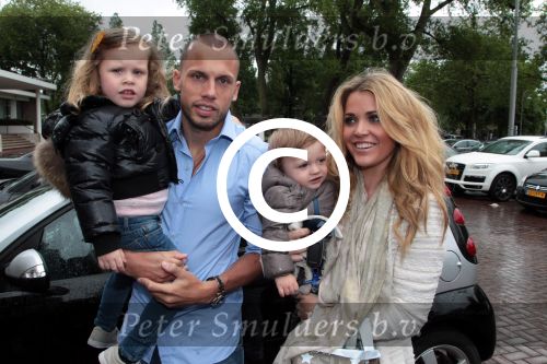 Amsterdam 4 juni 2012
Vertrek Nederlands elftal vanaf het Hilton hotel naar het EK in Oekraine en Polen.
John Heitinga met zijn vrouw Charlotte Heitinga en hun kinderen
Peter Smulders bv