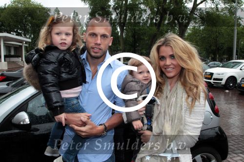 Amsterdam 4 juni 2012
Vertrek Nederlands elftal vanaf het Hilton hotel naar het EK in Oekraine en Polen.
John Heitinga met zijn vrouw Charlotte Heitinga en hun kinderen
Peter Smulders bv