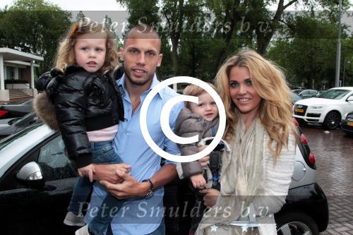 Amsterdam 4 juni 2012
Vertrek Nederlands elftal vanaf het Hilton hotel naar het EK in Oekraine en Polen.
John Heitinga met zijn vrouw Charlotte Heitinga en hun kinderen
Peter Smulders bv