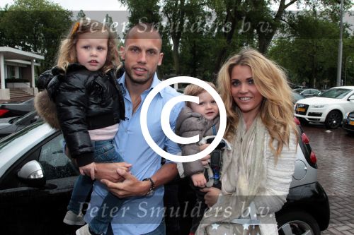 Amsterdam 4 juni 2012
Vertrek Nederlands elftal vanaf het Hilton hotel naar het EK in Oekraine en Polen.
John Heitinga met zijn vrouw Charlotte Heitinga en hun kinderen
Peter Smulders bv