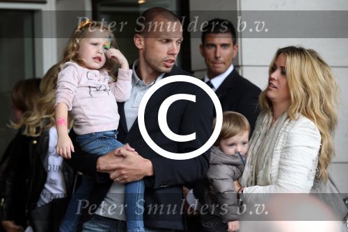 Amsterdam 4 juni 2012
Vertrek Nederlands elftal vanaf het Hilton hotel naar het EK in Oekraine en Polen.
John Heitinga met zijn vrouw Charlotte Heitinga en hun kinderen
Peter Smulders bv