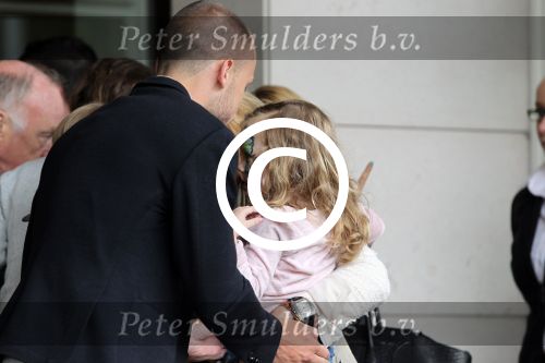 Amsterdam 4 juni 2012
Vertrek Nederlands elftal vanaf het Hilton hotel naar het EK in Oekraine en Polen.
John Heitinga met zijn vrouw Charlotte Heitinga en hun kinderen
Peter Smulders bv
