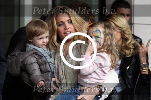 Amsterdam 4 juni 2012
Vertrek Nederlands elftal vanaf het Hilton hotel naar het EK in Oekraine en Polen.
John Heitinga met zijn vrouw Charlotte Heitinga en hun kinderen
Peter Smulders bv