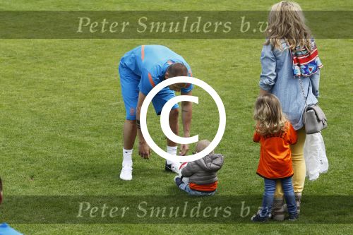 Lausanne, 17 en 18 Mei 2012
Nederlands elftal op traingskamp op weg naar het EK 2012
John Heitinga met zijn vrouw Charlotte Heitinga-Zenden en hun kinderen
Foto Peter Smulders BV
