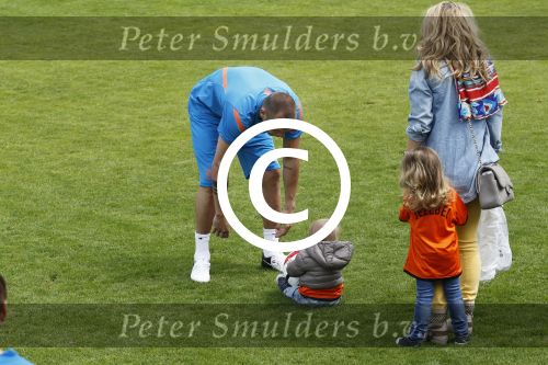 Lausanne, 17 en 18 Mei 2012
Nederlands elftal op traingskamp op weg naar het EK 2012
John Heitinga met zijn vrouw Charlotte Heitinga-Zenden en hun kinderen
Foto Peter Smulders BV