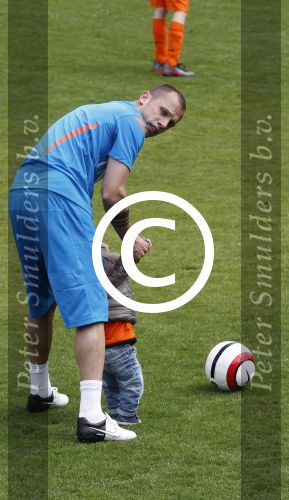 Lausanne, 17 en 18 Mei 2012
Nederlands elftal op traingskamp op weg naar het EK 2012
John Heitinga met zijn vrouw Charlotte Heitinga-Zenden en hun kinderen
Foto Peter Smulders BV