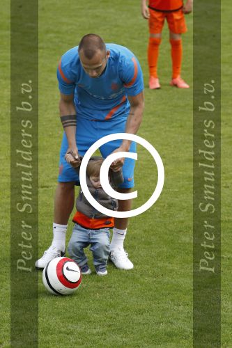Lausanne, 17 en 18 Mei 2012
Nederlands elftal op traingskamp op weg naar het EK 2012
John Heitinga met zijn vrouw Charlotte Heitinga-Zenden en hun kinderen
Foto Peter Smulders BV