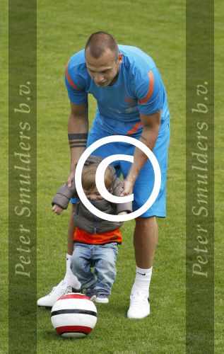 Lausanne, 17 en 18 Mei 2012
Nederlands elftal op traingskamp op weg naar het EK 2012
John Heitinga met zijn vrouw Charlotte Heitinga-Zenden en hun kinderen
Foto Peter Smulders BV
