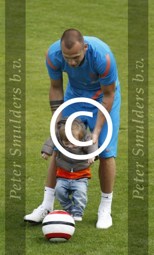 Lausanne, 17 en 18 Mei 2012
Nederlands elftal op traingskamp op weg naar het EK 2012
John Heitinga met zijn vrouw Charlotte Heitinga-Zenden en hun kinderen
Foto Peter Smulders BV