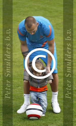 Lausanne, 17 en 18 Mei 2012
Nederlands elftal op traingskamp op weg naar het EK 2012
John Heitinga met zijn vrouw Charlotte Heitinga-Zenden en hun kinderen
Foto Peter Smulders BV