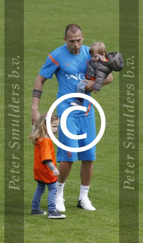 Lausanne, 17 en 18 Mei 2012
Nederlands elftal op traingskamp op weg naar het EK 2012
John Heitinga met zijn vrouw Charlotte Heitinga-Zenden en hun kinderen
Foto Peter Smulders BV