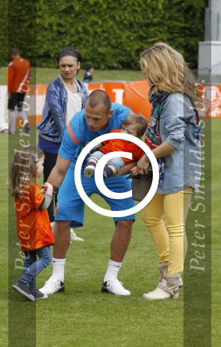 Lausanne, 17 en 18 Mei 2012
Nederlands elftal op traingskamp op weg naar het EK 2012
John Heitinga met zijn vrouw Charlotte Heitinga-Zenden en hun kinderen
Foto Peter Smulders BV