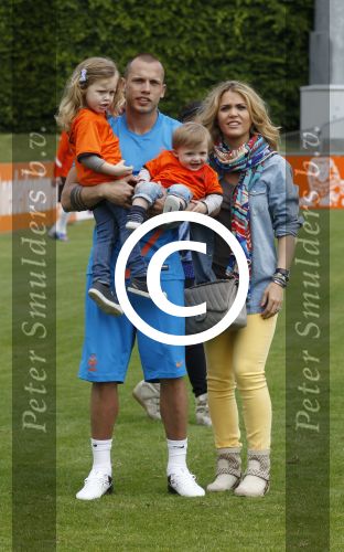 Lausanne, 17 en 18 Mei 2012
Nederlands elftal op traingskamp op weg naar het EK 2012
John Heitinga met zijn vrouw Charlotte Heitinga-Zenden en hun kinderen
Foto Peter Smulders BV
