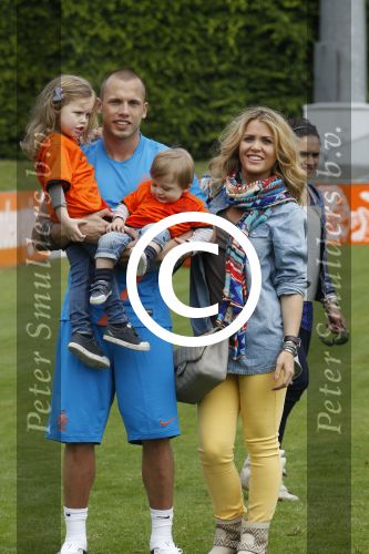 Lausanne, 17 en 18 Mei 2012
Nederlands elftal op traingskamp op weg naar het EK 2012
John Heitinga met zijn vrouw Charlotte Heitinga-Zenden en hun kinderen
Foto Peter Smulders BV