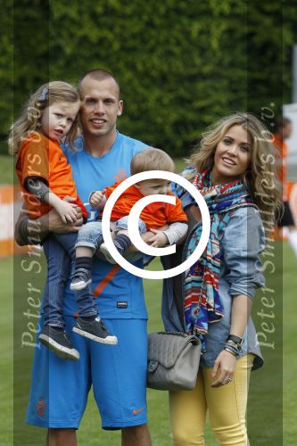 Lausanne, 17 en 18 Mei 2012
Nederlands elftal op traingskamp op weg naar het EK 2012
John Heitinga met zijn vrouw Charlotte Heitinga-Zenden en hun kinderen
Foto Peter Smulders BV