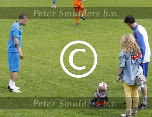 Lausanne, 17 en 18 Mei 2012
Nederlands elftal op traingskamp op weg naar het EK 2012
John Heitinga met zijn vrouw Charlotte Heitinga-Zenden en hun kinderen
Foto Peter Smulders BV