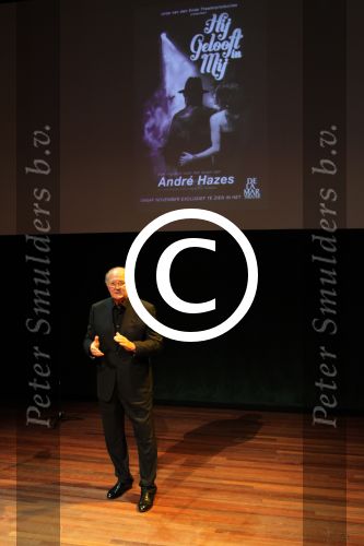 Amsterdam 31 mei 2012
Joop v d Ende presenteert de cast van de Andre Hazes musical met oa Martijn Fischer (Andre) Chantal janzen ( Rachel) Cees Geel Hajo Bruins en Doris Baaten. Regie is in handen van Ruut Weissman en Kees Prins. Presentatie was in het nieuwe de la mar theater.
Peter Smulders bv