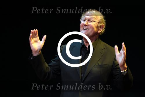 Amsterdam 31 mei 2012
Joop v d Ende presenteert de cast van de Andre Hazes musical met oa Martijn Fischer (Andre) Chantal janzen ( Rachel) Cees Geel Hajo Bruins en Doris Baaten. Regie is in handen van Ruut Weissman en Kees Prins. Presentatie was in het nieuwe de la mar theater.
Peter Smulders bv