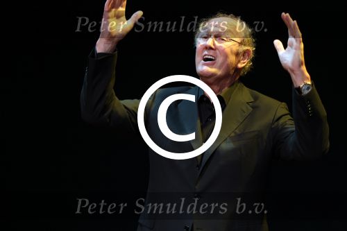 Amsterdam 31 mei 2012
Joop v d Ende presenteert de cast van de Andre Hazes musical met oa Martijn Fischer (Andre) Chantal janzen ( Rachel) Cees Geel Hajo Bruins en Doris Baaten. Regie is in handen van Ruut Weissman en Kees Prins. Presentatie was in het nieuwe de la mar theater.
Peter Smulders bv
