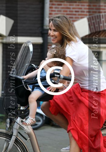 Amsterdam 23 mei 2012
Jorinde Moll met haar kindje die in slaap gevallen is op de fiets.
Peter Smulders bv