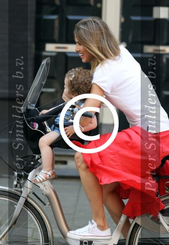 Amsterdam 23 mei 2012
Jorinde Moll met haar kindje die in slaap gevallen is op de fiets.
Peter Smulders bv