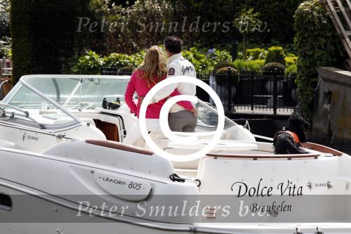 Breukelen 13 mei 2012
Jurgen Smit en Milika Peterzon weer helemaal verliefd op hun boot met de hond aan het varen.
Peter Smulders bv