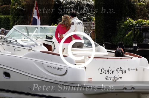 Breukelen 13 mei 2012
Jurgen Smit en Milika Peterzon weer helemaal verliefd op hun boot met de hond aan het varen.
Peter Smulders bv