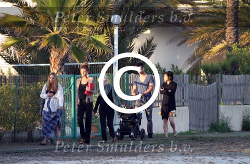 ibiza 2 mei 2012
Jan Kooijman achter de kinderwagen met zijn dochter en vriendin tijdens opnames verliefd op ibiza alsmede Sanne Vogel en Kim Feenstra.
Peter Smulders bv