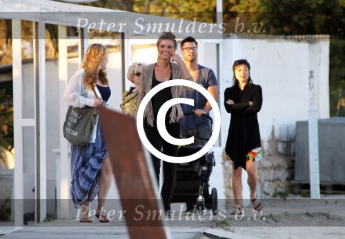 ibiza 2 mei 2012
Jan Kooijman achter de kinderwagen met zijn dochter en vriendin tijdens opnames verliefd op ibiza alsmede Sanne Vogel en Kim Feenstra.
Peter Smulders bv
