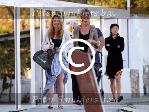 ibiza 2 mei 2012
Jan Kooijman achter de kinderwagen met zijn dochter en vriendin tijdens opnames verliefd op ibiza alsmede Sanne Vogel en Kim Feenstra.
Peter Smulders bv