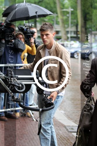 Amsterdam 4 juni 2012
Vertrek Nederlands elftal v.a. het Hilton hotel naar het EK in Oekraine en Polen.
Klaas Jan Huntelaar met zijn gezinnetje
Peter Smulders bv
