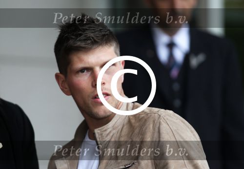 Amsterdam 4 juni 2012
Vertrek Nederlands elftal v.a. het Hilton hotel naar het EK in Oekraine en Polen.
Klaas Jan Huntelaar met zijn gezinnetje
Peter Smulders bv