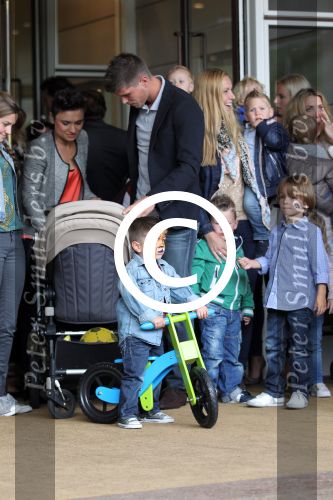 Amsterdam 4 juni 2012
Vertrek Nederlands elftal v.a. het Hilton hotel naar het EK in Oekraine en Polen.
Klaas Jan Huntelaar met zijn gezinnetje
Peter Smulders bv