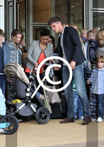 Amsterdam 4 juni 2012
Vertrek Nederlands elftal v.a. het Hilton hotel naar het EK in Oekraine en Polen.
Klaas Jan Huntelaar met zijn gezinnetje
Peter Smulders bv