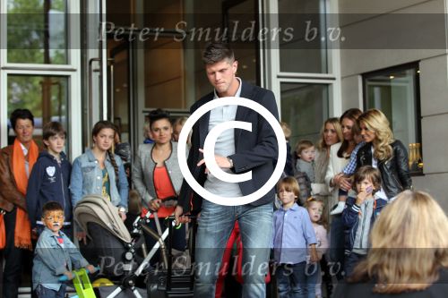 Amsterdam 4 juni 2012
Vertrek Nederlands elftal v.a. het Hilton hotel naar het EK in Oekraine en Polen.
Klaas Jan Huntelaar met zijn gezinnetje
Peter Smulders bv