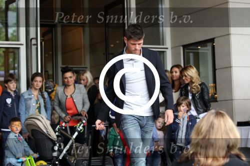 Amsterdam 4 juni 2012
Vertrek Nederlands elftal v.a. het Hilton hotel naar het EK in Oekraine en Polen.
Klaas Jan Huntelaar met zijn gezinnetje
Peter Smulders bv