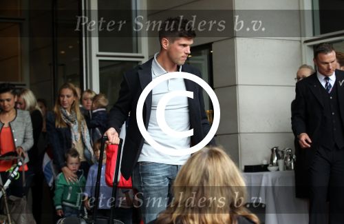 Amsterdam 4 juni 2012
Vertrek Nederlands elftal v.a. het Hilton hotel naar het EK in Oekraine en Polen.
Klaas Jan Huntelaar met zijn gezinnetje
Peter Smulders bv