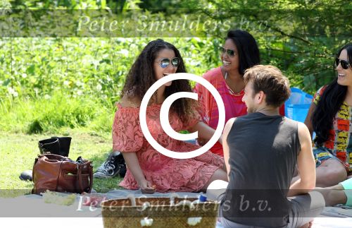 Amsterdam 23 mei 2012
Yolanthe Sneijder Cabau v Kasbergen met oa Lauretta Gerards en andere vrienden in het vondelpark.
Peter Smulders bv