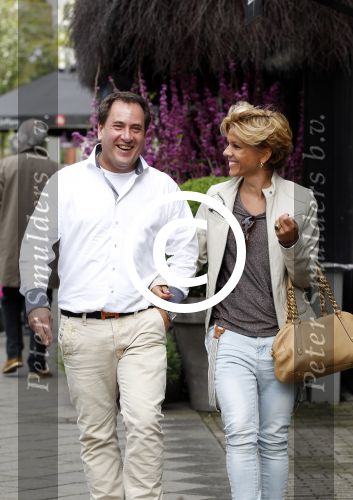 Amsterdam 9 mei 2012
Leontien Zijlaard v Moorsel met een fan en haar beste vriend aan het winkelen.
Peter Smulders bv