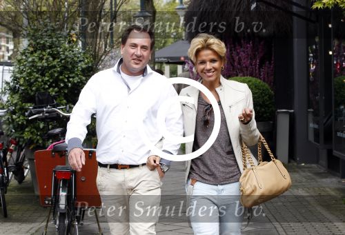 Amsterdam 9 mei 2012
Leontien Zijlaard v Moorsel met een fan en haar beste vriend aan het winkelen.
Peter Smulders bv