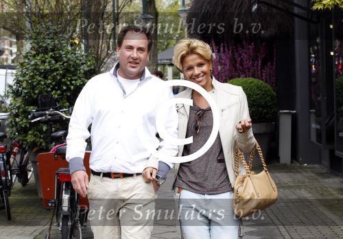 Amsterdam 9 mei 2012
Leontien Zijlaard v Moorsel met een fan en haar beste vriend aan het winkelen.
Peter Smulders bv