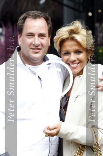 Amsterdam 9 mei 2012
Leontien Zijlaard v Moorsel met een fan en haar beste vriend aan het winkelen.
Peter Smulders bv