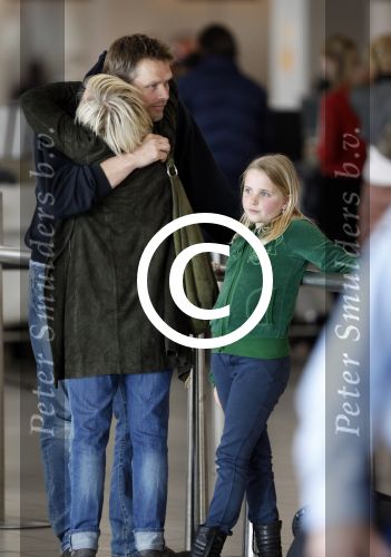 Schiphol 15 mei 2012
Rick Engelkes en Lone v Roosendaal op schiphol voor vertrek naar ibiza voor opnames verliefd op ibiza. Lone wordt weg gebracht door haar man en dochter.
Peter Smulders bv