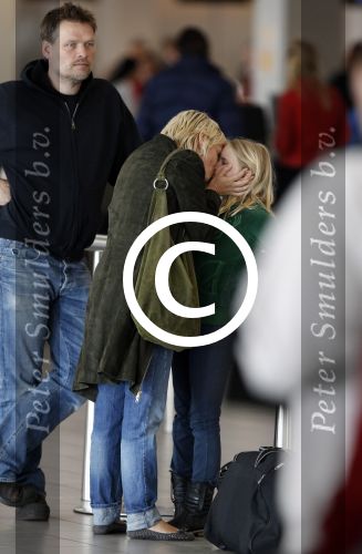 Schiphol 15 mei 2012
Rick Engelkes en Lone v Roosendaal op schiphol voor vertrek naar ibiza voor opnames verliefd op ibiza. Lone wordt weg gebracht door haar man en dochter.
Peter Smulders bv